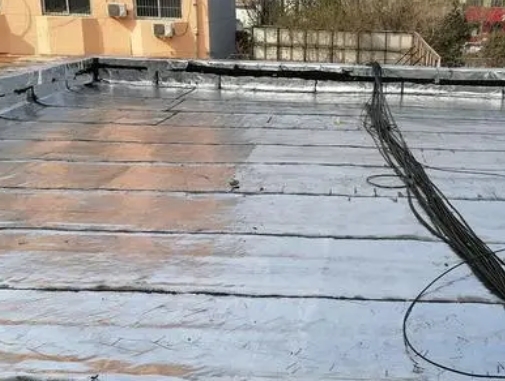 安达卫生间漏水维修公司分享下安达屋面楼顶防水刚性防水层施工要点。